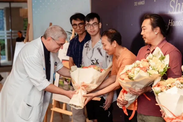 The hospitals general director congratulates artists at the showcase. Photo courtesy of Hanoi French Hospital