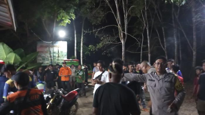 PERSONEL Polsek Panyipatan saat berada di vase camp pengelola wisata Gunung Birah, Senin (22/6) dinihari, memastikan keempat pelancong perempuan selamat dan aman setelah sempat tersesat saat menuju Gunung
