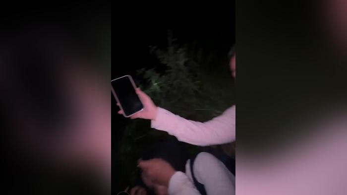 SEJUMLAH pengunjung Gunung Birah menceritakan empat rekannya yang terpisah dari rombongan, Minggu (21/6) malam.
