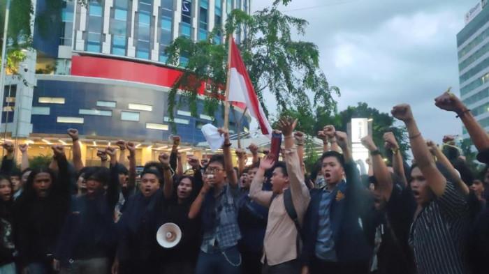 AKSI MAHASISWA NOMENSEN - Seratusan mahasiswa Universitas HKBP Nommensen Medan, menggelar aksi di depan Kantor DPRD Sumut, di Jalan Imam Bonjol, Medan, Senin (22/6/2026). Dalam aksi ini, massa membawa satu satu grand isu dan enam tuntutan rakyat.