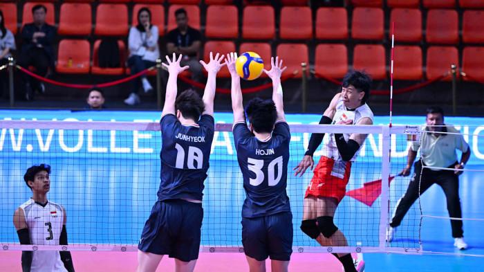SMES - Farhan Halim (paling kanan) melepaskan smes pada pertandingan Korea Selatan vs Indonesia di preliminary phase pool B AVC Men's Cup 2026 di Veer Savarkar Sports Complex, Ahmedabad, India, Minggu (21/6) malam WIB.