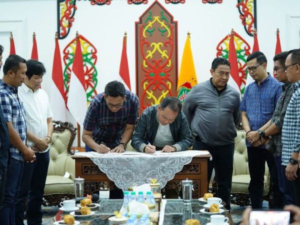 Gubernur Kalimantan Tengah Agustiar Sabran dan Wakil Gubernur Edy Pratowo serta Presiden klub Adhyaksa FC, Eko Setyawan menandatangani kerjasama strategis di Aula Isen Mulang, Kalimantan Tengah, Senin (22/06/2026) malam.