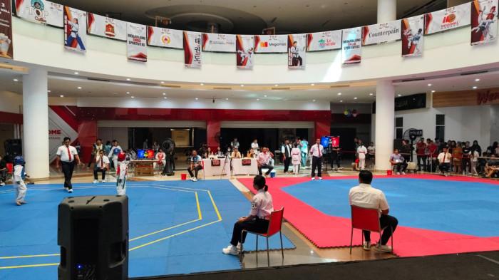 Suasana pertandingan Kejuaraan Taekwondo Championship Megamas Cup V -  Piala Wali Kota Manado 2026 di Star Square Bahu Mall, Manado. Ajang ini diikuti 935 atlet dari 30 klub/dojang.
