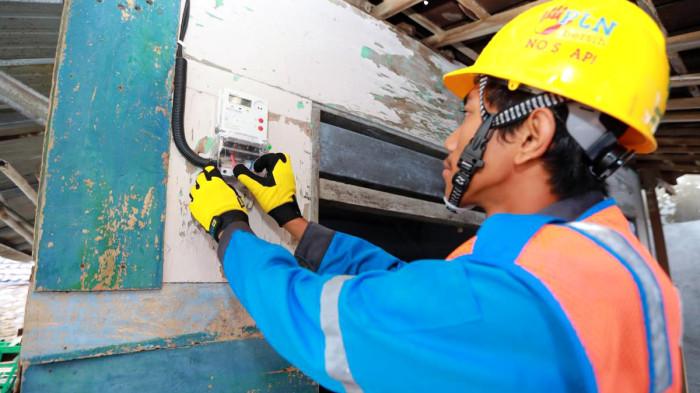 PEMADAMAN LISTRIK BERGILIR - Petugas PLN saat melakukan pengecakan meteran listrik milik pelanggan. Dari PLN UP3 Bojonegoro, Jawa Timur, Senin (22/6/2026) mengumumkan pemadaman bergilir dalam waktu lima tahap.
