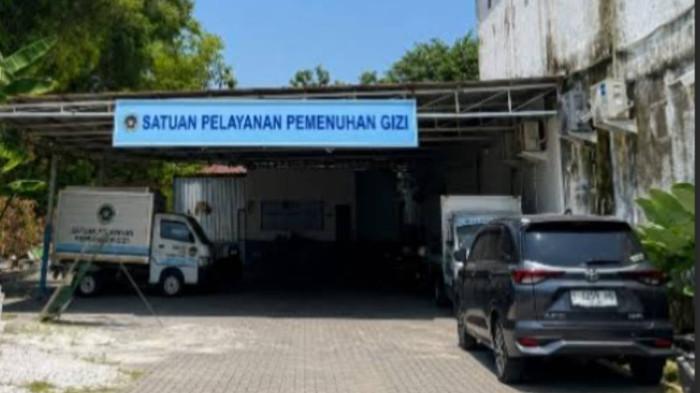 LIBUR SEKOLAH - Sejumlah kendaraan terparkir di SPPG di Kecamatan Kota Lamongan, Kabupaten Lamongan, Jawa Timur, Kamis (18/6/2026). Masa libur sekolah yang bertepatan dengan penghentian sementara distribusi Program Makan Bergizi Gratis (MBG) dimanfaatkan pengelola Satuan Pelayanan Pemenuhan Gizi (SPPG) Kabupaten Lamongan.