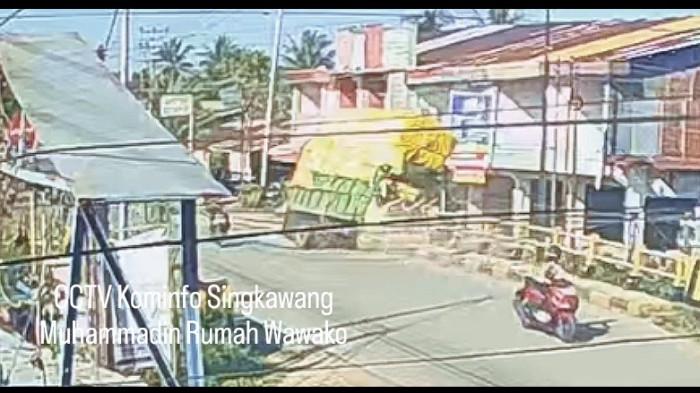 LAKA TUNGGAL SINGKAWANG - Tangkapan layar dari CCTV yang berlokasi di Pos Pemantau Simpang Empat di sekitaran Rumah Wakil Wali Kota Singkawang, di Jalan Ratu Sepudak, Kelurahan Setapuk Kecil, Singkawang Utara, pada Senin 22 Juni 2026. Tampak mobil truk tersebut hilang kendali hingga akhirnya mengalami kecelakaan tunggal di lokasi itu dan menabrak jembatan.