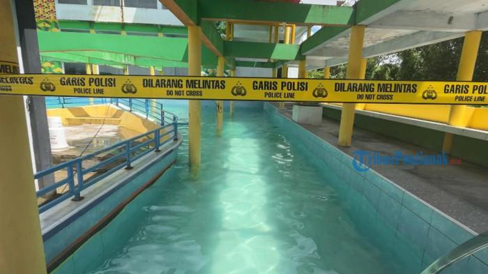INSIDEN KOLAM KYOVAN - Garis polisi terpasang di titik kolam renang dewasa kolam renang Waterboom Kyovan Desa Saing Rambi, Kecamatan Sambas, Kabupaten Sambas, Kalimantan Barat, Senin 22 Juni 2026. Usai insiden, kolam Kyovan tampak sepi pengunjung.
