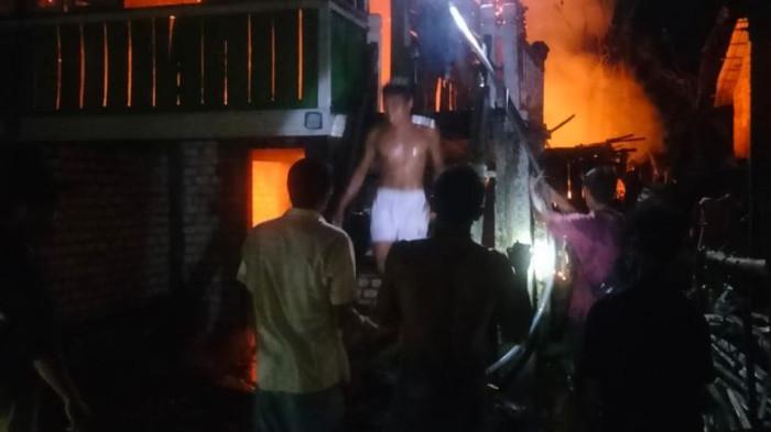 Rumah Dua Tingkat di Desa Sengkati Kecil Batang Hari Ludes Terbakar, Warga Padamkan Api 1,5 Jam dengan Mesin Air