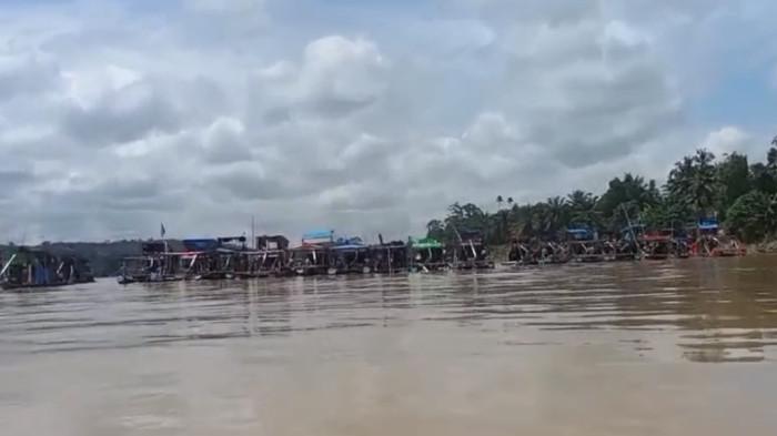 PETI - Potret aktivitas PETI di sekitar sungai di Desa Teluk Langkap, Kecamatan Sumay. Tebo. Sekitar 300 alat berat dioperasikan di sana diperkirakan telah merusak lebih dari 12 ribu hektare kawasan hutan.