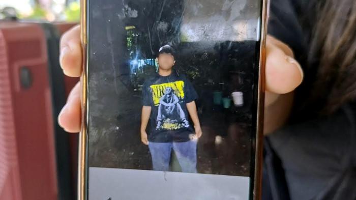 REMAJA KORBAN PEMBACOKAN - Foto semasa hidup GAD (17) alias Aldo saat ditunjukkan oleh kakaknya di ruang tunggu RS Bhayangkara Surabaya, Jawa Timur, Kamis (18/6/2026). Aldo meninggal dunia akibat dibacok saat mengikuti konvoi perayaan ulang tahun klub sepak bola, di Jalan Sumatera, Surabaya pada Rabu (17/6/2026).