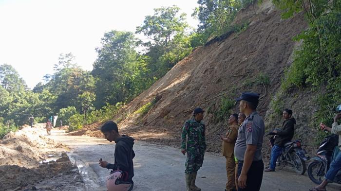 BENCANA LONGSOR AGAM - Penampakan arus lalu lintas di Simanciah, Jorong Kampuang Baruah, Nagari Sungai Landia, Kecamatan IV Koto, Kabupaten Agam, Senin (22/6/2026). Kasat Lantas Polresta Bukittinggi, AKP Muhammad Irsyad sebut arus lalu lintas sudah dibuka untuk sepeda motor dan roda empat.