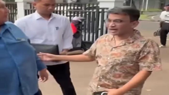 DATANGI KPAI -- Dalam kunjungannya ini Ruben Onsu terlihat mengenakan kemeja batik bermotif cokelat, Ruben tiba di lokasi sekitar pukul 10.00 WIB dengan didampingi tim kuasa hukumnya yang dipimpin oleh Minola Sebayang.