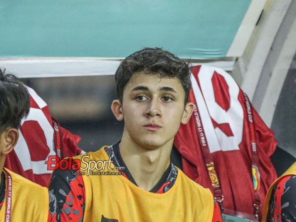 Pemain timnas U-17 Indonesia, Amar Rayhan Brkic (Amar Brkic), saat duduk pada bangku cadangan di Stadion Gelora Bung Tomo, Surabaya, Jawa Timur, Senin (13/11/2023).