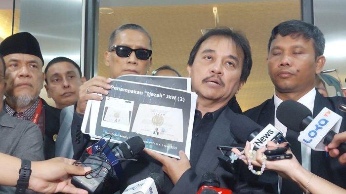 IJAZAH JOKOWI -- Pakar Telematika Roy Suryo dan anggota Tim Pembela Ulama dan Aktivis (TPUA) tiba di Bareskrim Polri untuk menghadiri gelar perkara khusus terkait dengan dugaan ijazah palsu Presiden ke-7 RI Joko Widodo (Jokowi), Rabu (9/7/2025).(Kompas.com/Shela Octavia)