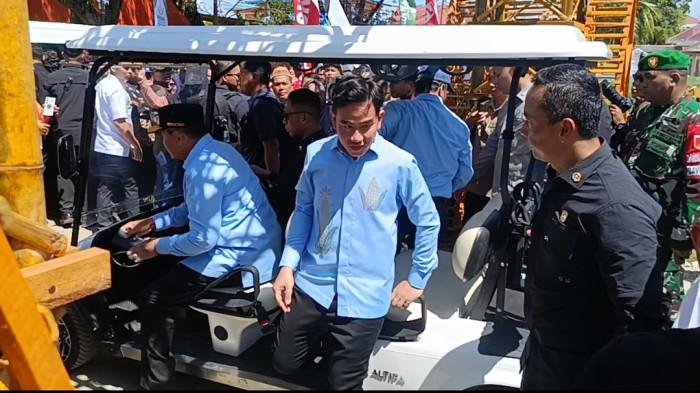 PENAS -- Wakil Presiden RI Gibran Rakabuming Raka tampak turun dari mobil golf saat meninjau langsung kesiapan lokasi Pekan Nasional (PENAS) Petani Nelayan XVII Tahun 2026 di Gorontalo, Sabtu (20/6/2026). Kehadirannya disambut antusias oleh warga dan peserta yang telah menunggu di sekitar area venue, di tengah ketatnya pengamanan dan padatnya aktivitas persiapan acara.