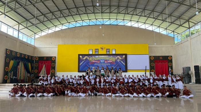 Peserta GG Expand 1.0 berfoto bersama usai mengikuti rangkaian kegiatan yang digelar Green Generation Bangka Belitung. Kegiatan tersebut meliputi penanaman 550 bibit, kunjungan ke PT Bangka Asindo Agri, diskusi aksi lingkungan, serta program GG Go to School yang diikuti 350 pelajar di Belitung Timur.