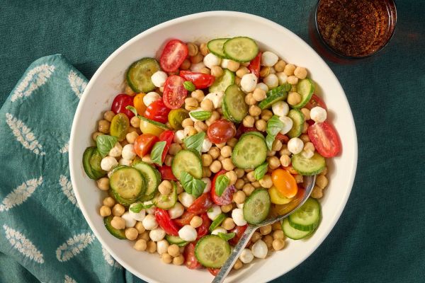Caprese Chickpea Salad ची रेसिपी इमेज क्रेडिट: छायाचित्रकार: जेन कॉसी, फूड स्टायलिस्ट: जेनिफर वेन्डॉर्फ, प्रॉप स्टायलिस्ट: जोश हॉगल