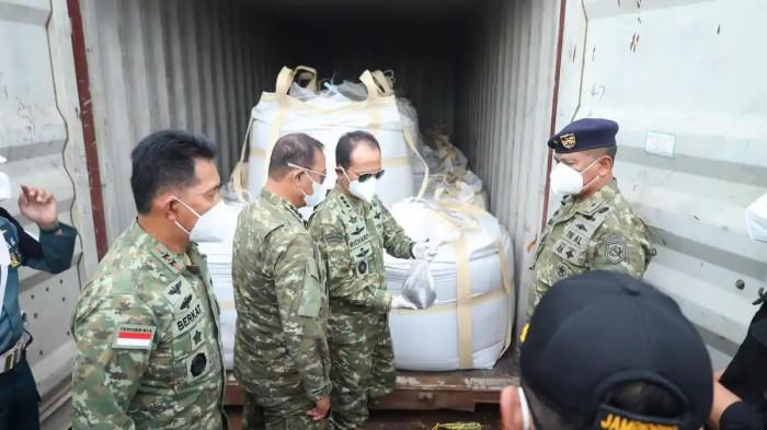 TINJAU BARANG BUKTI - Kasum TNI Letjen TNI Richard Taruli H. Tampubolon tinjau barang bukti dugaan penyelundupan mineral di perairan Kepri di Dermaga Mako Kodaeral IV Batam, Selasa (26/5/2026).