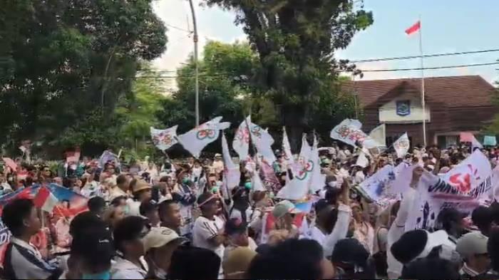DEMO MBG - Ribuan massa menggelar aksi mendukung program Makan Bergizi Gratis (MBG) di depan Kantor Gubernur NTB, Senin (22/6/2026).