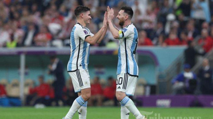 Penyerang Argentina Julian Alvarez (kiri) dan Lionel Messi merayakan kemenangan atas Kroasia di  babak  semifinal Piala Dunia  2022  di Stadion Lusail di Lusail, utara Doha, Selasa 13 Desember 2022. Argentina menang 3-0.