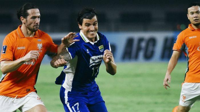 LEPAS DARI KAWALAN - Penyerang Persib Bandung Sergio Castel berupaya melepaskan diri dari kawalan pemain belakang Ratchaburi FC Daniel Ting di Stadion Gelora Bandung Lautan Api (GBLA) pada Rabu (18/2/2026) dalam leg kedua babak 16 besar AFC Champions League Two (ACL 2) 2025/2026. Persib Bandung menang 1-0 namun kalah agregat 1-3.