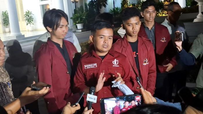 DIDUGA TERIMA SUAP - Ketua Umum BEM Fakultas Hukum UBK, Muhammad Abdimaludin, memberikan keterangan pers usai bertemu Wakil Presiden Gibran Rakabuming Raka di Istana Wapres, Jakarta, Senin (15/6/2026).
