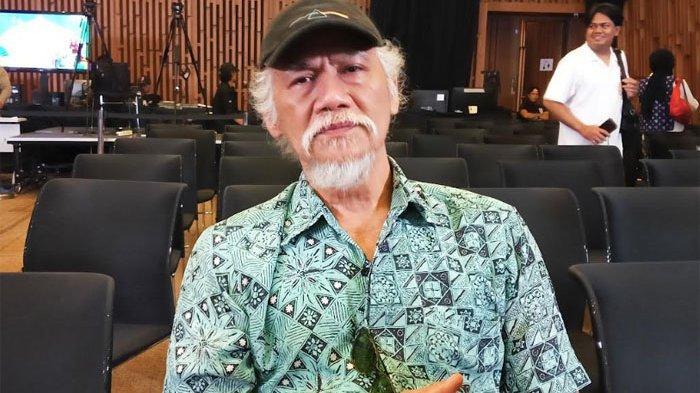 SAKIT - Aktor senior Tio Pakusadewo tengah menjalani perawatan di rumah sakit akibat gangguan ginjal dan asam lambung. Sejumlah sahabat, termasuk Neno Warisman, mengajak masyarakat turut mendoakan kesembuhan sang aktor