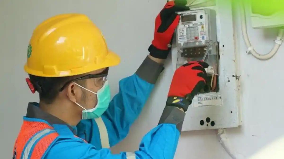 PELAYANAN MASYARAKAT - Petugas dari PLN memperbaiki kWh Meter atau sering disebut dengan Meteran Listrik. Sejumlah wilayah di Kabupaten Karanganyar, Jawa Tengah, akan mengalami pemadaman listrik terencana pada Selasa, 23 Juni 2026.