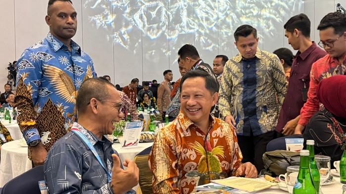 APRESIASI PEMDA BERPRESTASI - Menteri Dalam Negeri Tito Karnavian (batik kuning emas padu merah) berbincang dengan Chief Executive Tribun Network Dahlan Dahi saat pembukaan acara Apresiasi Pemerintah Daerah Berprestasi Regional Papua 2026 Resmi Digelar di Jayapura, Senin (22/6/2026) malam. (Tribun-Papua.com/Taniya Sembiring) 