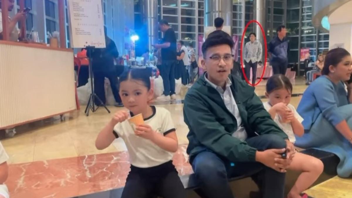 Minola menilai ada kemungkinan Giorgio diminta untuk mengawasi Ruben ketika bertemu kedua putrinya.