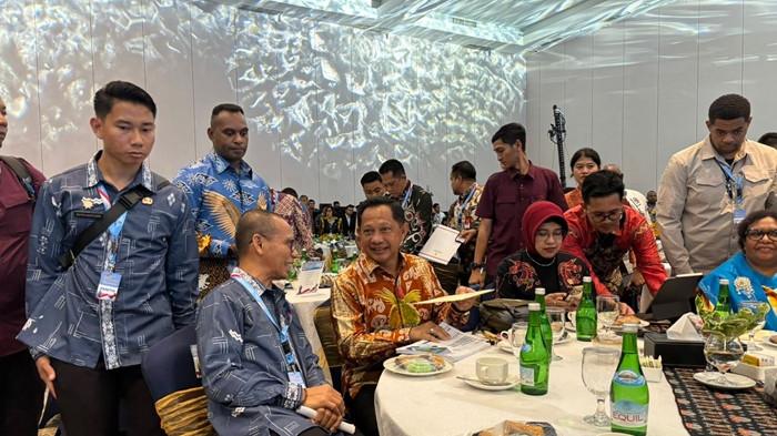 APRESIASI PEMDA BERPRESTASI - Menteri Dalam Negeri Tito Karnavian (batik kuning emas padu merah) berbincang dengan Chief Executive Tribun Network Dahlan Dahi saat pembukaan acara Apresiasi Pemerintah Daerah Berprestasi Regional Papua 2026 Resmi Digelar di Jayapura, Senin (22/6/2026) malam. (Tribun-Papua.com/Taniya Sembiring) 