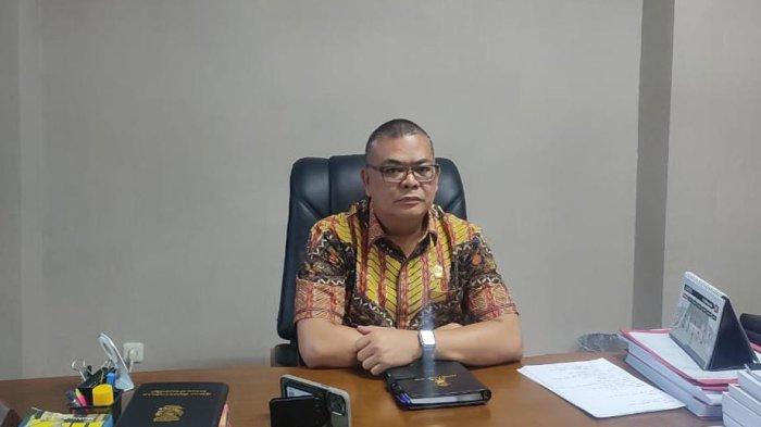 MEMBERIKAN TANGGAPAN - Ketua Fraksi Gerindra DPRD Sulawesi Utara (Sulut), Louis Carl Schramm, memberikan tanggapannya terkait proses pelantikan kepala daerah di Sulut, Selasa (3/2/2025).