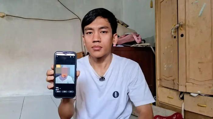 KORBAN PENYEKAPAN - Adik YTR menunjukkan foto sang kakak dari Rancaekek, Bandung, yang diduga jadi korban penyekapan dan disiksa hingga buta. Adik korban, Syahrul Ulum (26) saat ditemui di rumahnya di Kecamatan Rancaekek, Kabupaten Bandung.