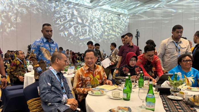 APRESIASI PEMDA BERPRESTASI PAPUA -  Menteri Dalam Negeri Tito Karnavian (batik kuning emas padu merah) berbincang dengan Chief Executive Tribun Network Dahlan Dahi saat pembukaan acara Apresiasi Pemerintah Daerah Berprestasi Regional Papua 2026 Resmi Digelar di Jayapura, Senin (22/6/2026) malam. (Tribun-Papua.com/Vito Rahadian(