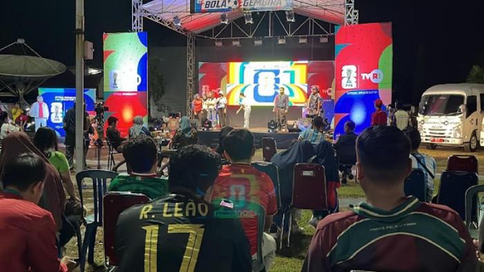 NOBAR PIALA DUNIA DI KENDARI - Foto warga yang sedang menyaksikan acara Kick Off Bola Gembira (kanan atas), Kamis (11/6/2026) malam di Halaman Kantor LPP TVRI Sultra di Jalan Jenderal Ahmad Yani Nomor 71, Kelurahan Bende, Kecamatan Kadia, Kendari, Sulawesi Tenggara (Sultra). Acara ini merupakan momentum menyambut perhelatan akbar sepak bola dunia. Di sini juga menjadi lokasi nonton bareng atau nobar pertandingan Piala Dunia 2026.  