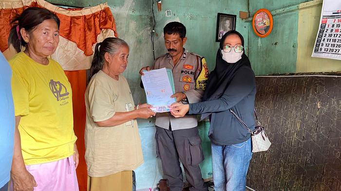 BANSOS TUKIYEM - Oknum Lurah GU  saat menyerahkan uang sebesar Rp1,2 Juta ke Nenek Tukiyem di kontrakkan nenek Tukiyem, Padang Jati, Kecamatan Ratu Samban, Kota Bengkulu, Sabtu (20/6/2026). Oknum lurah GU mengaku akan menalangi bansos Nenek Tukiyem Rp1,2 juta hingga kembali terdaftar sebagai penerima bantuan.