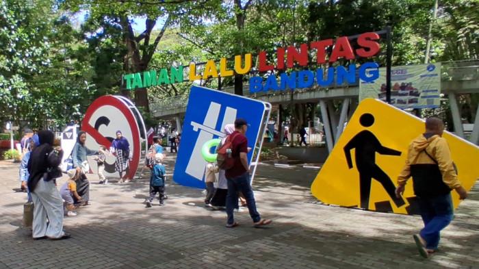Wisatawan mulai memanfaatkan waktu libur Lebarannya di Taman Lalu Lintas Bandung, Rabu (25/3/2026). Sejak pagi, pengunjung telah berada di Taman Lalu Lintas Bandung.