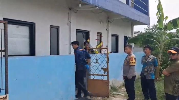 OLAH TKP - Tim kepolisian Polda Jabar dan dari Inafis saat akan olah TKP di kamar pelaku penganiayaan dan penyiksaan, Taufik Hidayat terhadap perempuan inisial YTR (29) di wilayah Desa Cinunuk, Kecamatan Cileunyi, Kabupaten Bandung, Jawa Barat, Selasa (23/6/2026). YTR mengalami luka parah, dari mata buta sampai bibir sumbing akibat dianiaya Taufik Hidayat dalam 3 tahun terakhir.