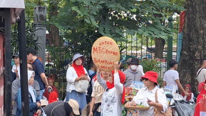 DEMO DUKUNG MBG - Emak-emak pro MBG melakukan aksi demonstrasi di kawasan Monas, Senin (22/06/2026).