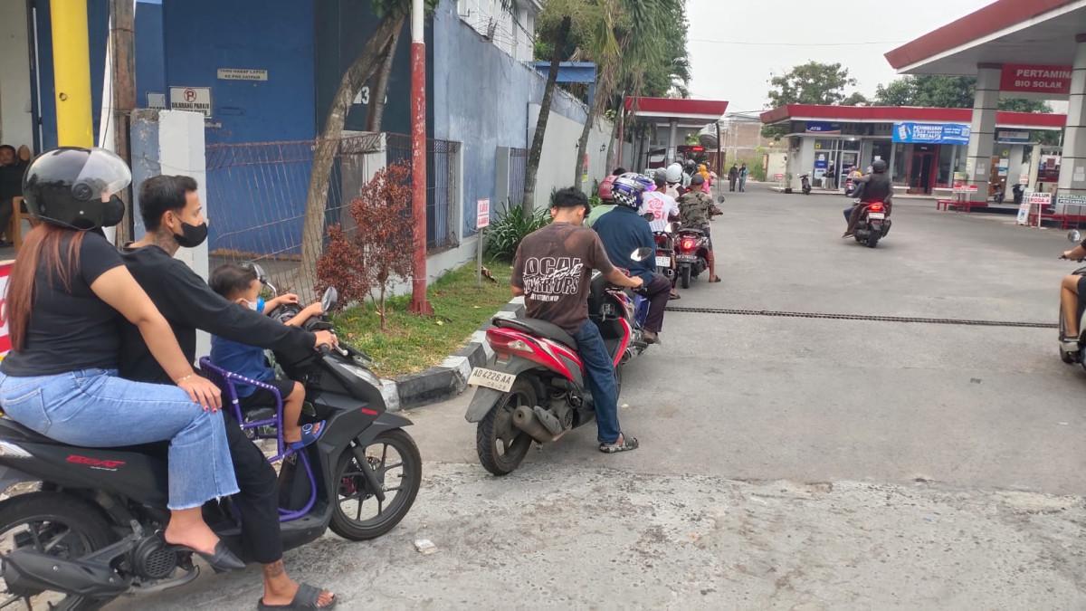 SUASANA SPBU KLODRAN KARANGANYAR - Antrian pengemudi membeli BBM Pertalite mengular panjang di SPBU Klodran Colomadu Karanganyar di perbatasan Kota Solo, Jawa Tengah Kamis 18 Juni 2026. Dampak lonjakan harga Pertamax menjadi Rp 16.250 per liter berimbas antrian BBM Pertalite tambah mengular panjang karena lebih murah dan bersubsidi.