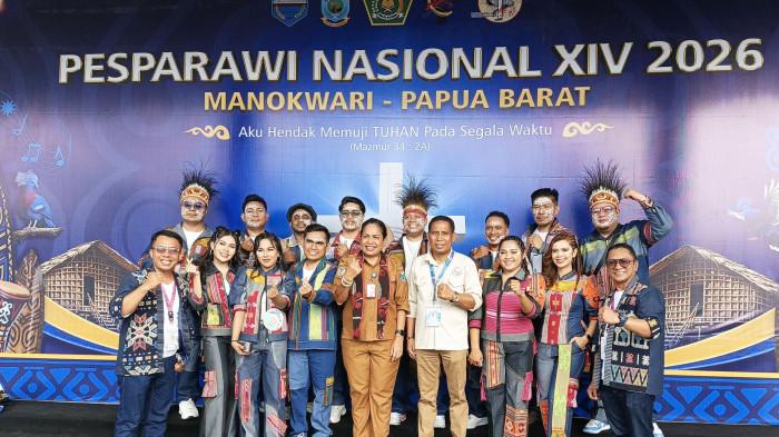 Momen Ketua Kerukunan Flobamora Papua Barat, Clinton Tallo dan dr. Ria M Come bersama kontingen NTT  kategori Musik Pop Gerejawi di Pesparawi Nasional XIV