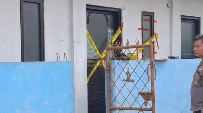 GARIS POLISI - Sebuah garis polisi terpasang di rumah kontrakan tempat penyekapan dan penganiayaan terhadap wanita asal Rancaekek, YTR (29), oleh Taufik Hidayat yang kini masih diburu polisi. Pemasangan garis polisi bersamaan dengan olah tempat kejadian perkara, Selasa (23/6/2026)
