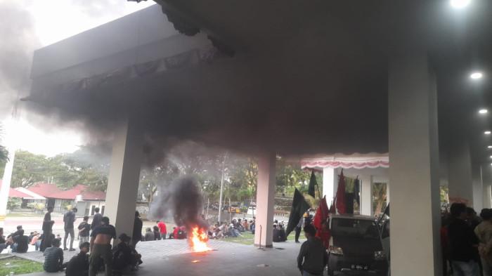 BAKAR BAN - Massa aksi unjuk rasa Cipayung Plus se Sulawesi Barat di Kantor DPRD Sulbar, Selasa (23/6/2026) mulai membakar ban di depan lobi Gedung DPRD Sulawesi Barat.