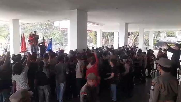 SALING DORONG - Aksi saling dorong dengan personel kepolisian, warnai unjuk rasa massa tergabung Cipayung Plus Sulawesi Barat, depan gedung DPRD Sulawesi Barat, jl Abdul Malik Pattana Endang, Simboro, Mamuju, Sulawesi Barat pada Selasa (23/6/2026).