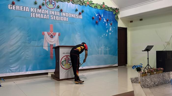 Personel Brimob Polda Kaltara bersihkan gereja 02 23062026