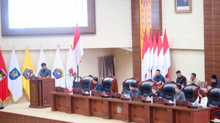 PEMPROV SULUT - Gubernur Sulawesi Utara, Yulius Selvanus Komaling (YSK), memaparkan berbagai capaian Pemerintah Provinsi Sulawesi Utara sepanjang tahun 2025 hingga 2026 dalam rapat paripurna DPRD Sulut. Di sektor kesejahteraan masyarakat, Gubernur YSK menyebut Nilai Tukar Petani (NTP) Sulawesi Utara berada di angka 125,21.