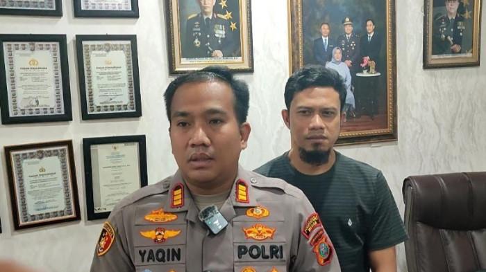 BURU PELAKU LAIN - Kapolsek Medan Area AKP M Ainul Yaqin (depan), didampingi Kanit Reskrim Polsek Medan Area Iptu Khairul Fajri Lubis, memaparkan pengungkapan pelaku begal, di Polsek Medan Area, Selasa (23/6/2026). Hingga saat ini, Polsek Medan Area masih buru satu pelaku lainnya yang ikut dalam aksi pembegalan pada bulai Mei lalu.