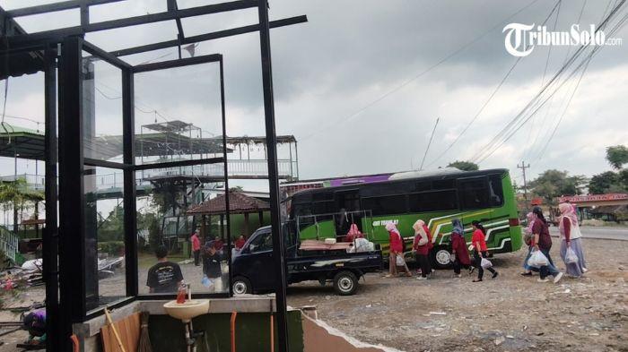 RUSAK - Penampakan sebagian bangunan Resto Mbak Ning 1, Desa Puntukrejo, Kecamatan Ngargoyoso, Kabupaten Karanganyar yang terdampak Kecelekaaan tunggal bus yang angkut pendaki gunung Lawu, Selasa (23/6/2026). Insiden tersebut menimbulkan kerugian material yang ditaksir mencapai sekitar Rp150 juta.
