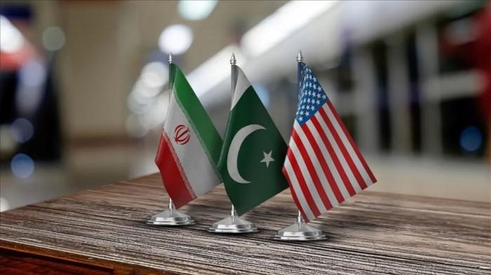PERUNDINGAN AS IRAN - Ilustrasi bendera Pakistan, Amerika Serikat, dan Iran yang merepresentasikan peran Islamabad sebagai mediator dalam upaya negosiasi kesepakatan damai antara Washington dan Teheran untuk mengakhiri konflik dan membuka kembali Selat Hormuz.