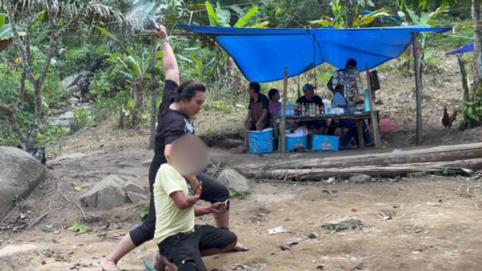 PENGGEREBEKAN SABUNG AYAM - Polisi menggerebek permainan judi sabung ayam di area perkebunan warga Dusun Batupapan, Desa Duampanua, Kecamatan Anreapi, Kabupaten Polman, Sulbar, Selasa (23/6/2026) sore.